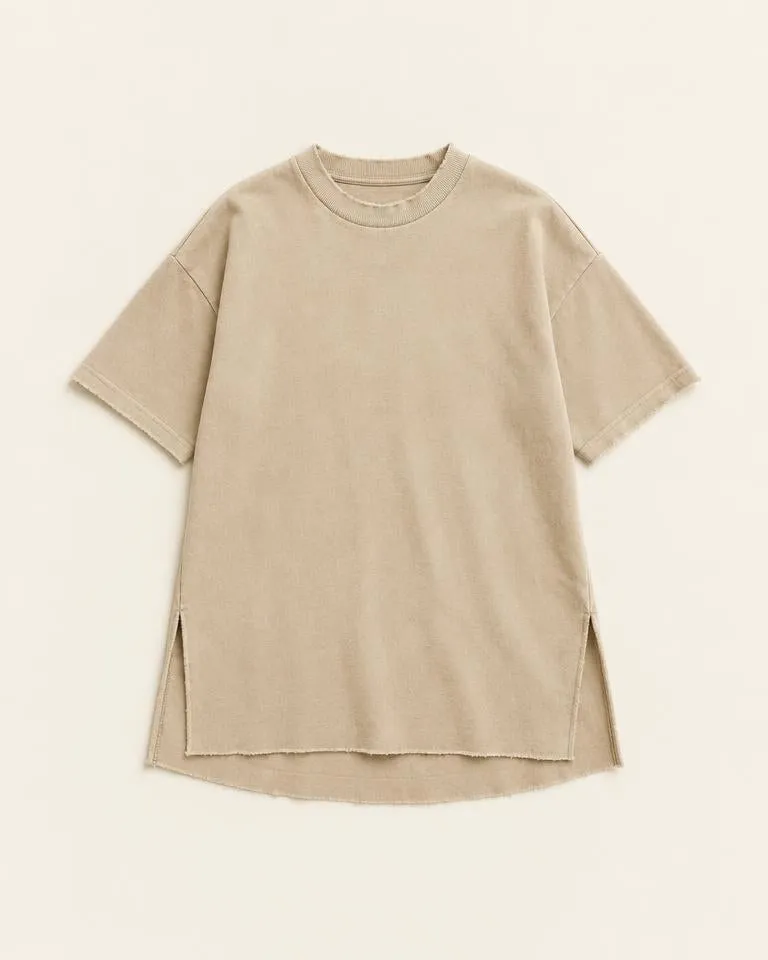 Longline Split Tee — Zand